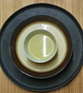 Two cream soups: cauliflower and broccoli with galangal