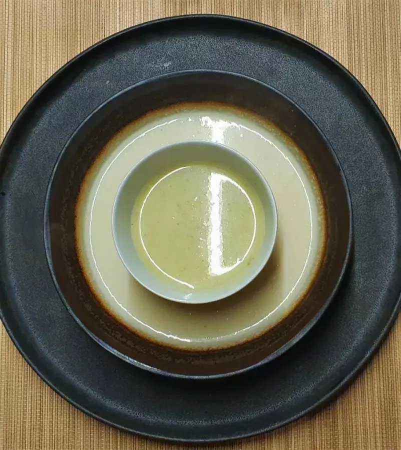 Two cream soups: cauliflower and broccoli with galangal