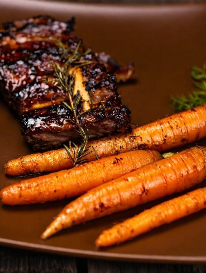 Travers de porc au four et carottes glacées aux agrumes Travers de porc au four et carottes glacées aux agrumes