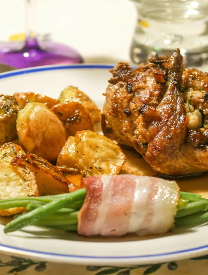 Cailles farcies au chou chinois, sauce au Porto, pommes grenailles à l’ail et au romarin