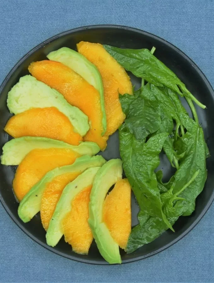 Carpaccio d’avocat mangue, jeunes pousses d’épinards