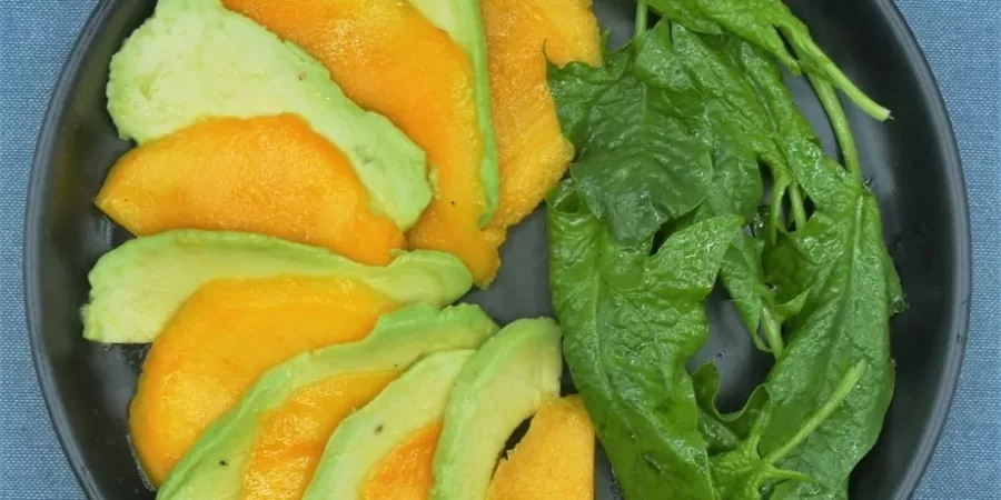 Carpaccio d’avocat mangue, jeunes pousses d’épinards