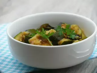 Sautéed zucchini with black olives