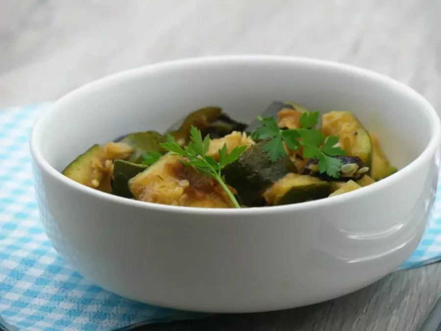 Sautéed zucchini with black olives