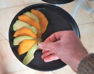 Carpaccio mangue avocat, jeunes pousses d’épinards – Instruction 3 Carpaccio mangue avocat, jeunes pousses d’épinards - Instruction 3