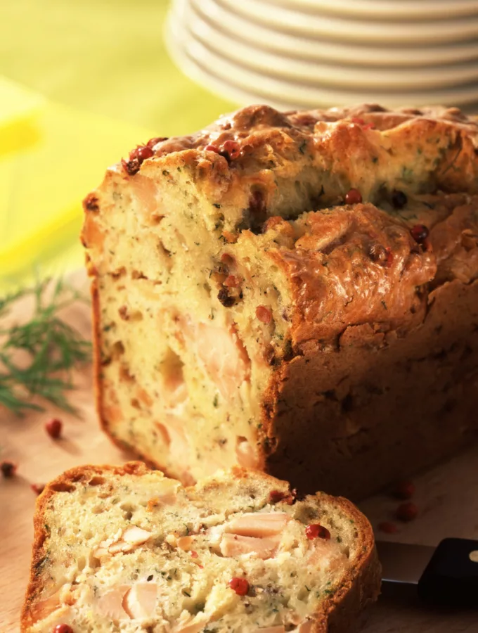 Cake au saumon, herbes et baies roses