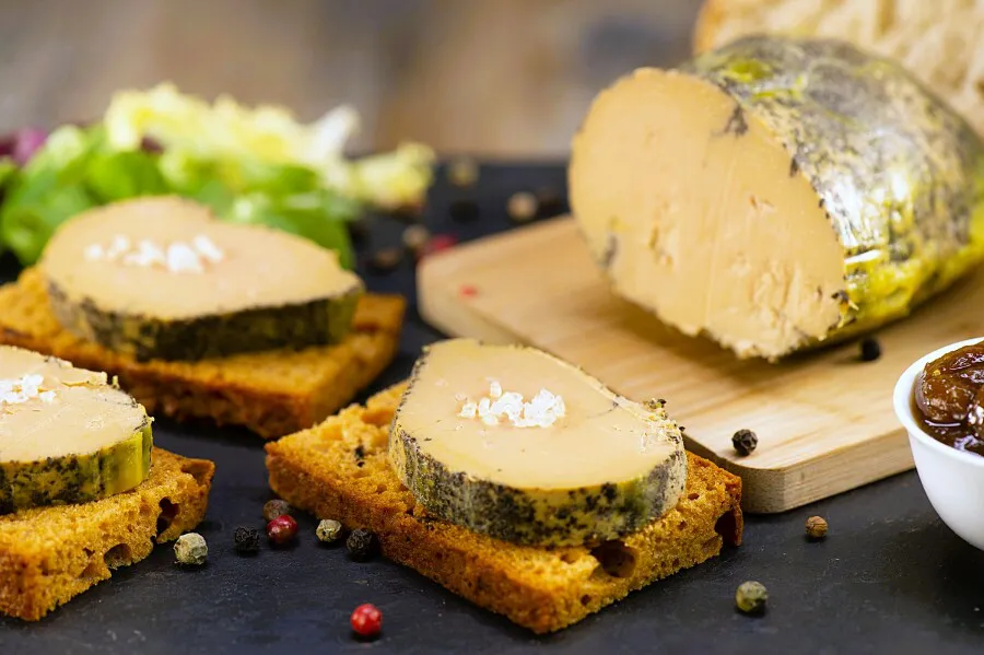 Semi-cooked foie gras medallions