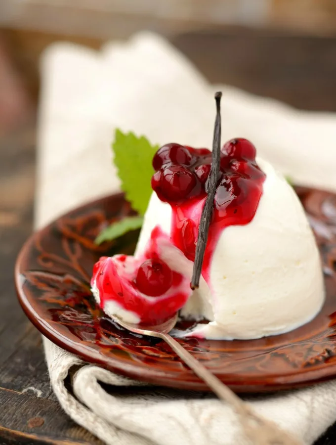 Panna cotta au coulis de canneberges Panna cotta au coulis de canneberges