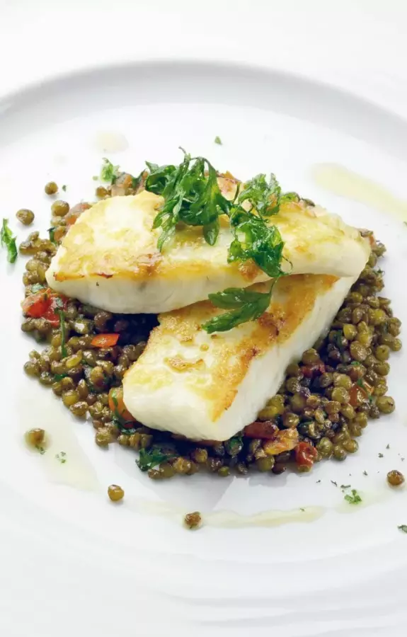 Grilled fish with lentils and chives