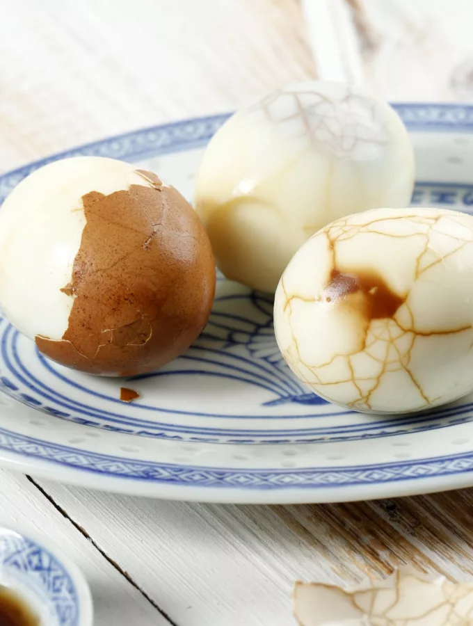 Oeufs marbrés sur lit de roquette, tuile au parmesan