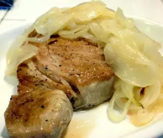 Pan-seared tuna with onions