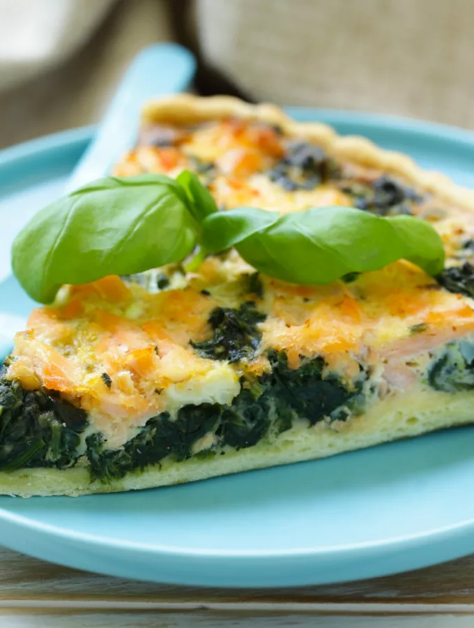 French quiches Tarte rustique au saumon et aux épinards