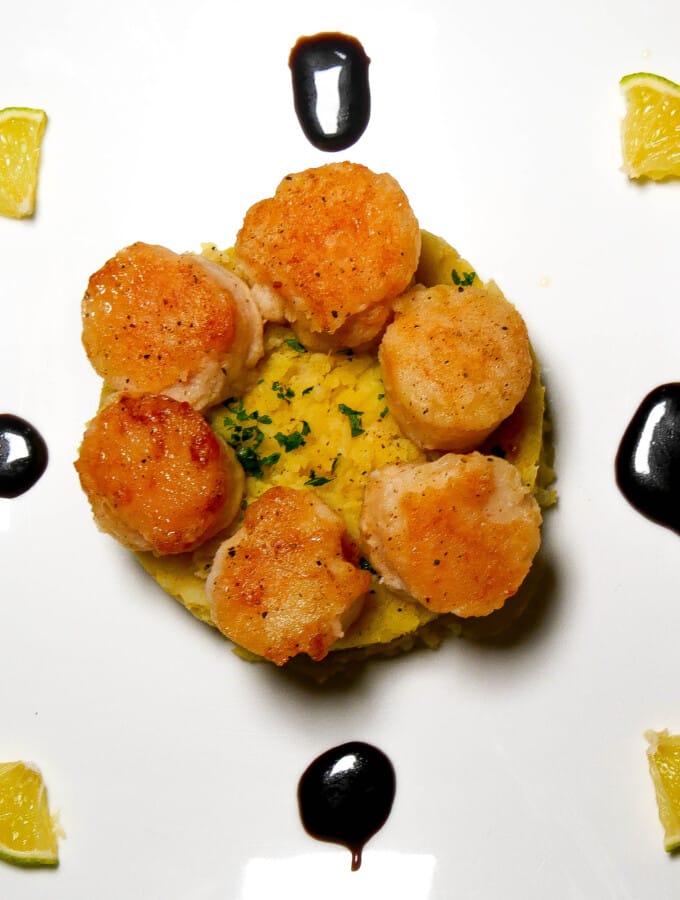 Noix de Saint-Jacques au caramel balsamique, écrasée de céleri-rave Noix de Saint-Jacques au caramel balsamique, écrasée de céleri-rave