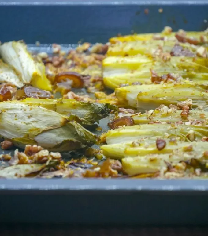 Endives au four, dattes, noix, épices