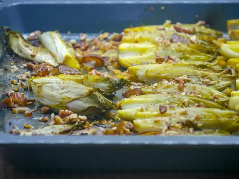 Endives au four, dattes, noix, épices