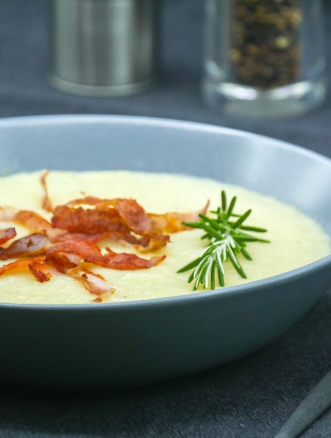 Velouté de Topinambour au bacon – Vue de côté Velouté de Topinambour au bacon - Vue de côté