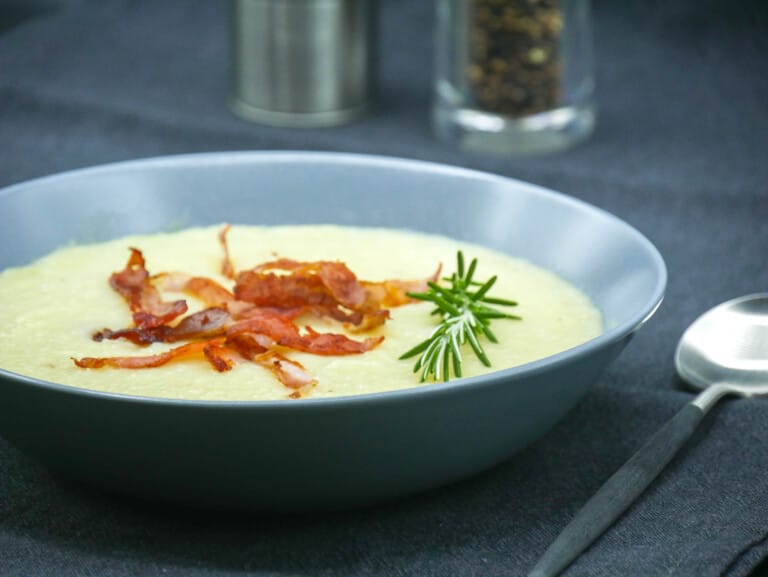 Velouté de Topinambour au bacon – Vue de côté Velouté de Topinambour au bacon - Vue de côté