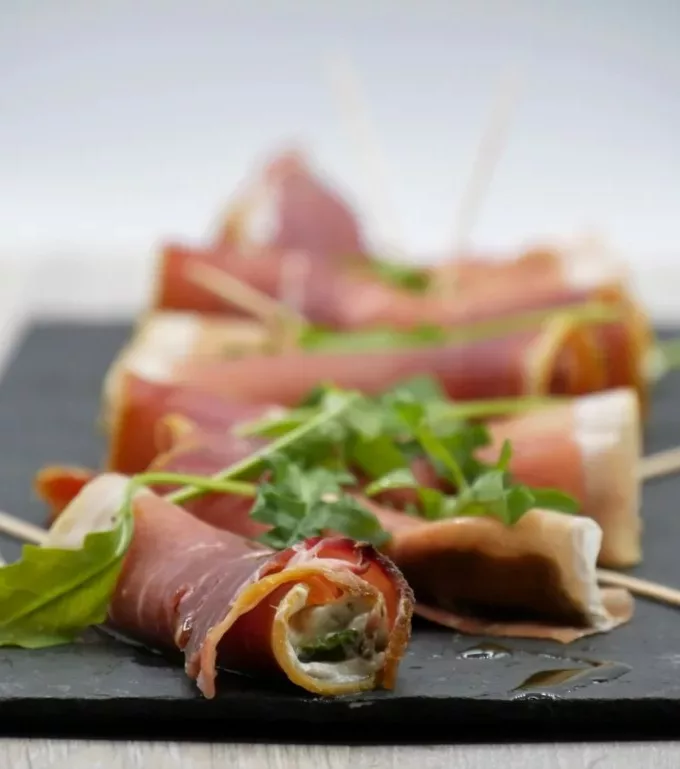 Roulés de jambon de Bayonne, fromage frais et herbes Roulés de jambon de Bayonne, fromage frais et herbes