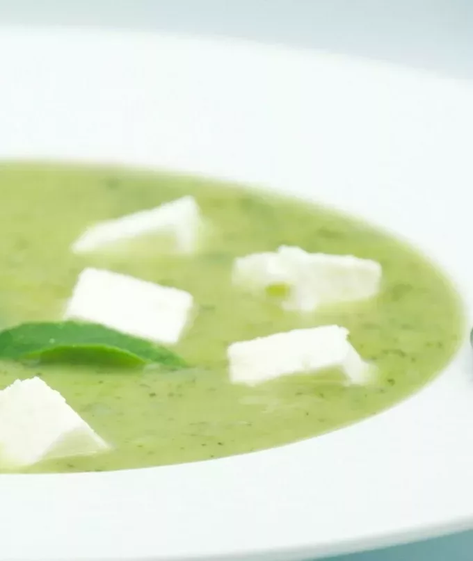 Soupe froide de courgettes, menthe, feta