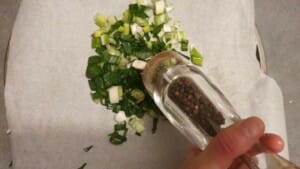 Papillotte de saumon aux oignons nouveaux - Instruction 2