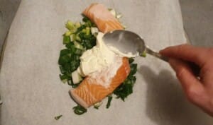 Papillotte de saumon aux oignons nouveaux - Instruction 3