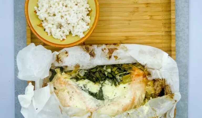 Papillotte de saumon aux oignons nouveaux