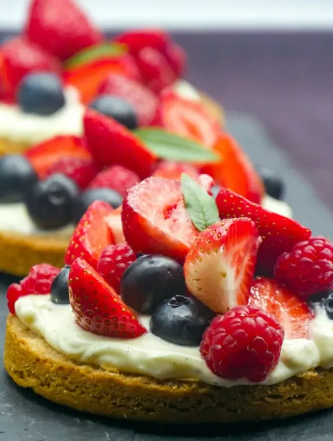 Fruits des bois sur biscuit sablé Fruits des bois sur biscuit sablé