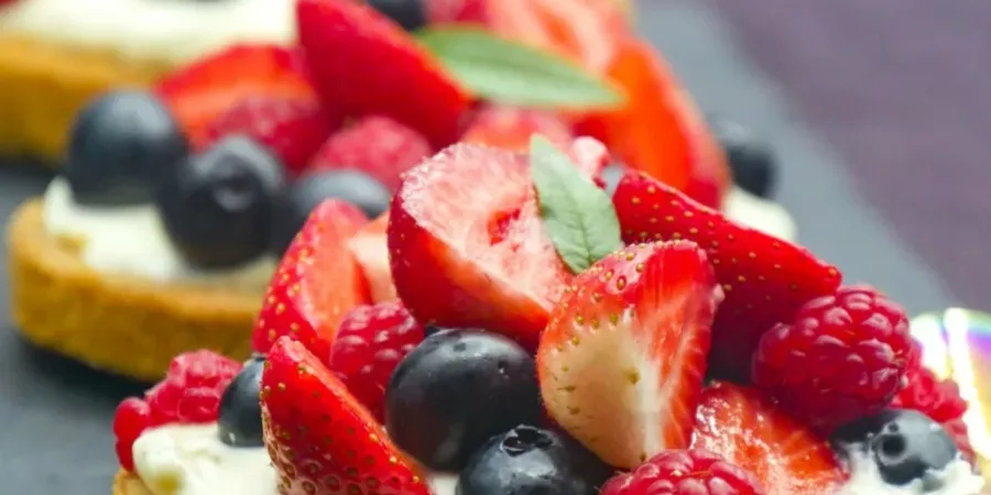 Fruits des bois sur biscuit sablé