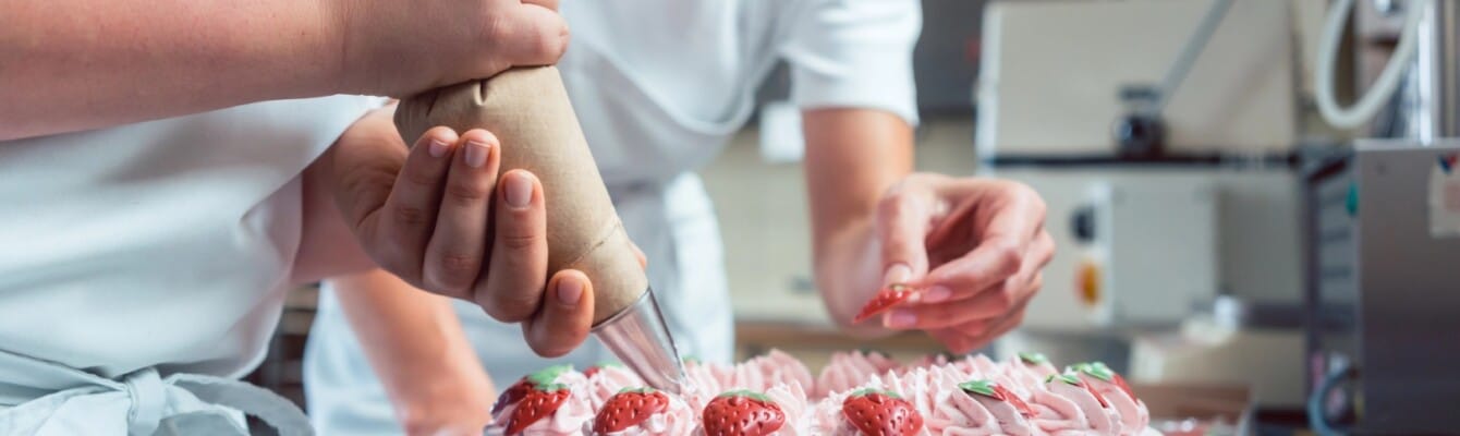 How to Choose and Use a Pastry Bag for Your Baking?