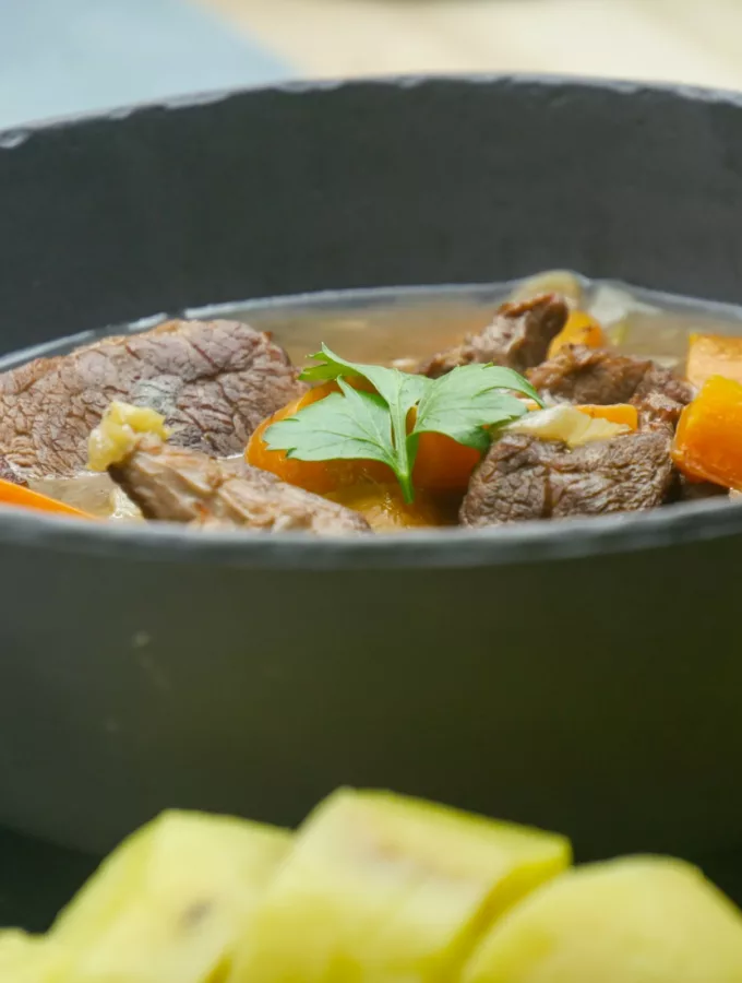 Sauté de veau au vin rouge, épices et arômates Sauté de veau au vin rouge, épices et arômates