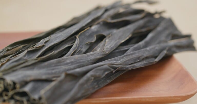 Le Kombu en cuisine : une algue aux multiples facettes Le Kombu en cuisine : une algue aux multiples facettes