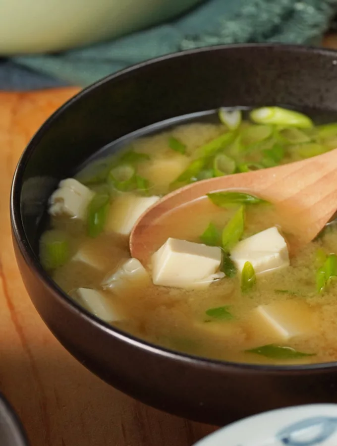 Soupe miso traditionnelle au tofu faite maison Soupe miso traditionnelle au tofu faite maison