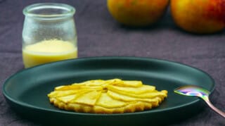 Delicate apple tart with caramel sauce