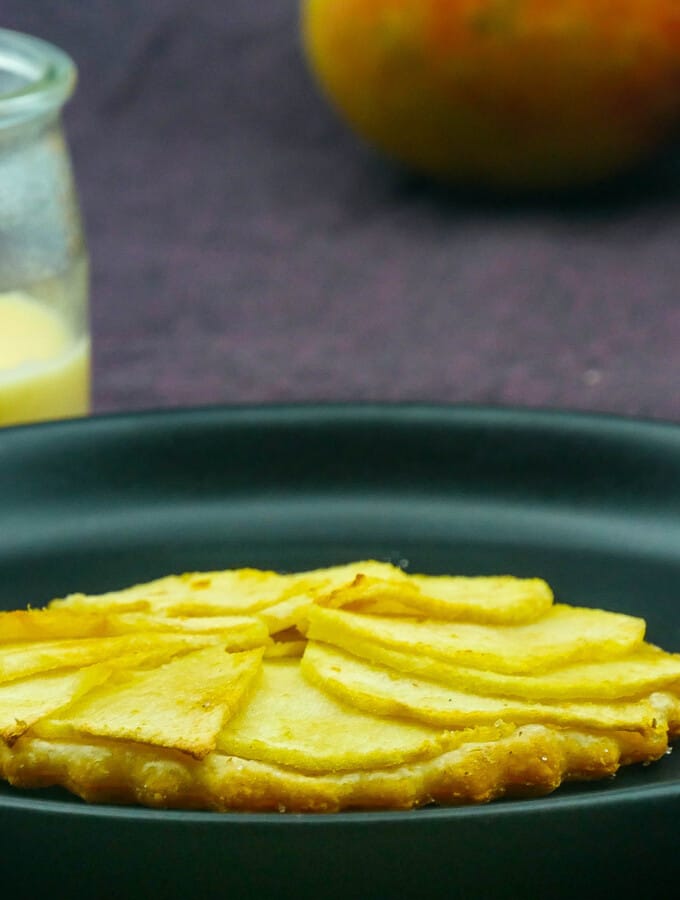 Fine tarte aux pommes et sa crème caramel Fine tarte aux pommes et sa crème caramel
