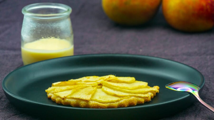 Delicate apple tart with caramel sauce