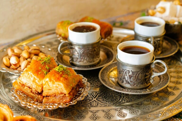 Les ingrédients et plats traditionnels du repas de fin du Ramadan Les ingrédients et plats traditionnels du repas de fin du Ramadan