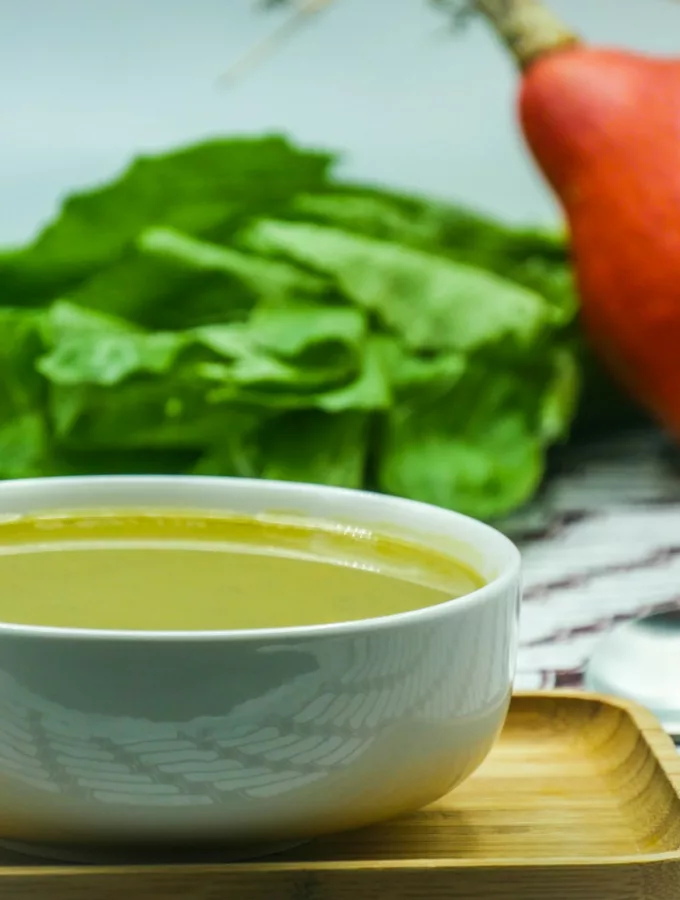 Soupe de feuilles de moutarde au curcuma Soupe de feuilles de moutarde au curcuma