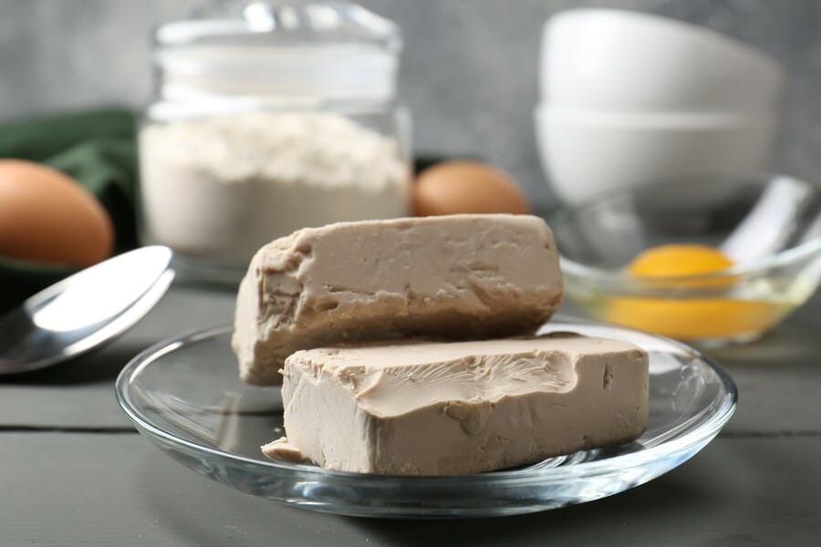 Fresh baker's yeast in cooking: origins, nutritional value, and preparation