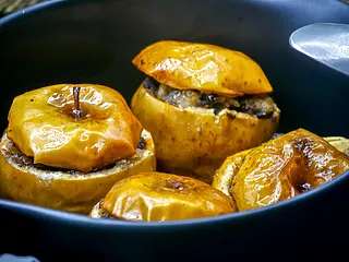 Apples stuffed with blood sausage