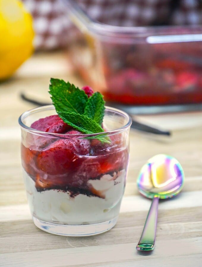 Verrines de fraises rôties au sumac et yaourt Verrines de fraises rôties au sumac et yaourt