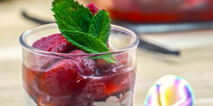 Verrines de fraises rôties au sumac et yaourt