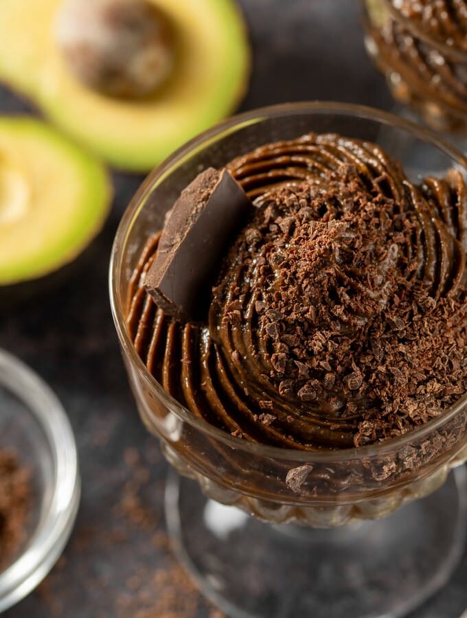 Mousse chocolat à l’avocat, croquant aux fruits secs Mousse chocolat à l’avocat, croquant aux fruits secs
