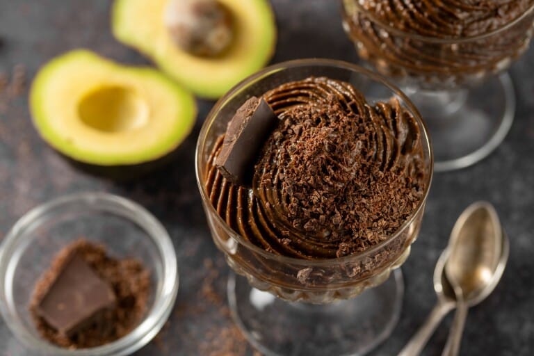 Mousse chocolat à l’avocat, croquant aux fruits secs Mousse chocolat à l’avocat, croquant aux fruits secs