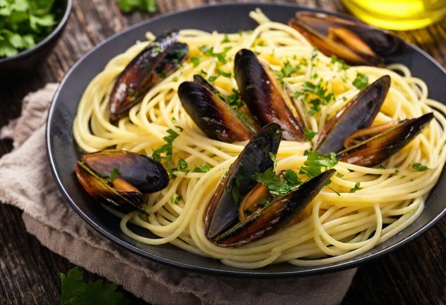 Mussels in white wine sauce and spaghetti