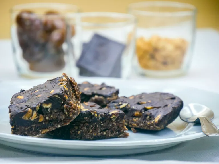 Brownie Cru aux Dattes et Cacahuètes Brownie Cru aux Dattes et Cacahuètes