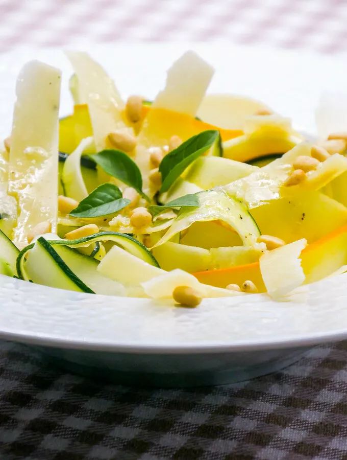 Tagliatelles de courgettes, pignons de pin et parmesan