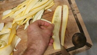 Salade italienne de courgettes, pignons de pin et parmesan – Instruction 2 Salade italienne de courgettes, pignons de pin et parmesan - Instruction 2
