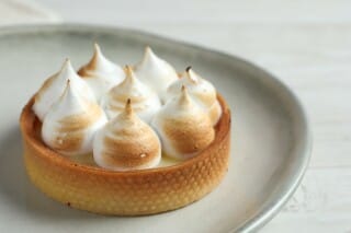 Modern lemon meringue tartlet