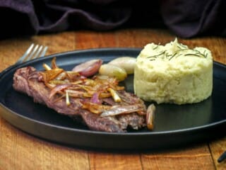 Beef flank steak with shallots in balsamic vinegar