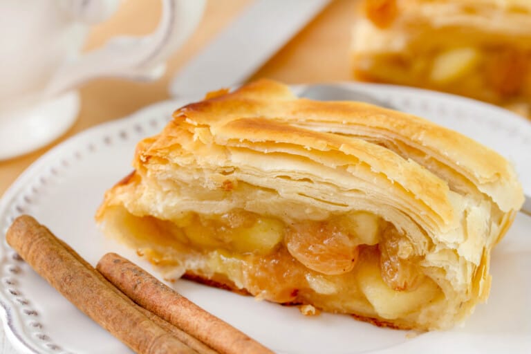 Apfelstrudel ou Strudel aux pommes Apfelstrudel ou Strudel aux pommes